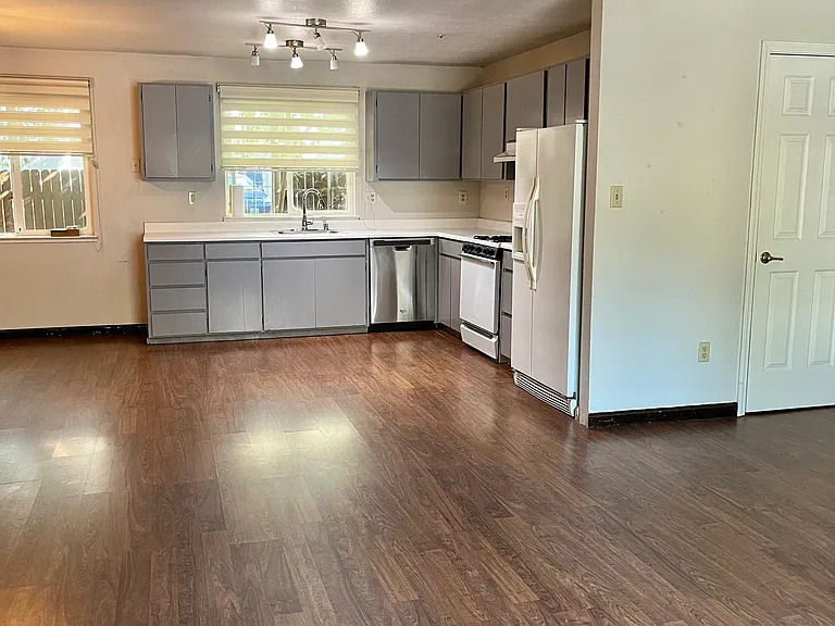 2460 Halsey Cir — Photo 7