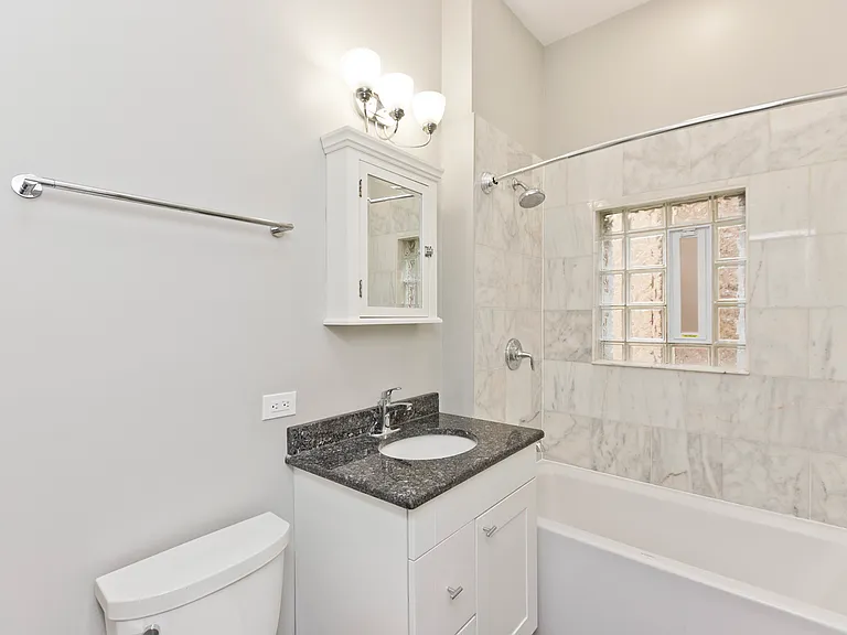 1324 W Byron St #2 — Photo 5
