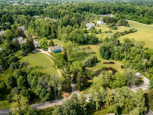 1135 Sugartown Rd, Berwyn, PA 19312