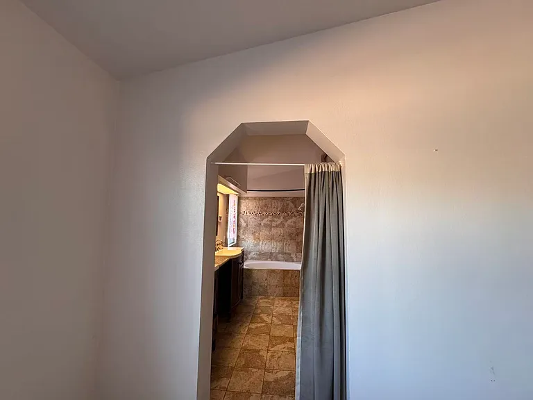 2512 Overland Ave — Photo 2