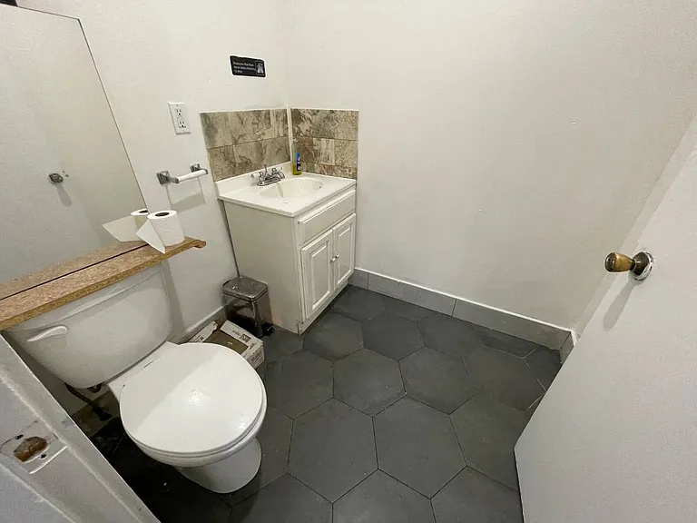 565 Evergreen Ave #1A — Photo 3