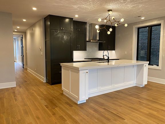 3rd image of 936 W Montana St #201