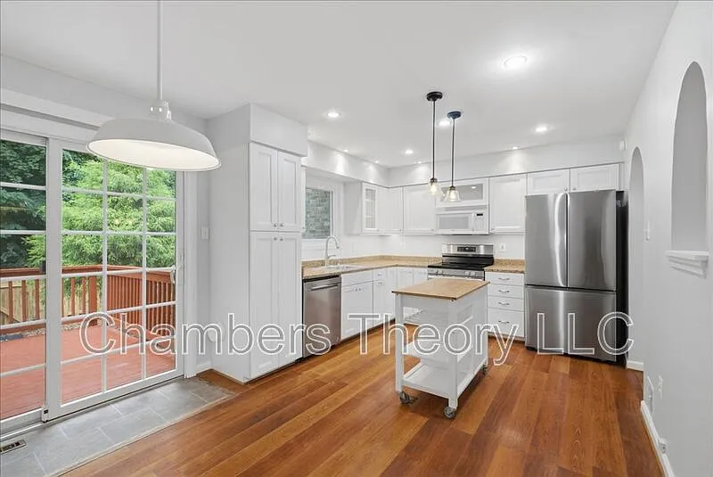 3 bed, 3.5 bath, 2085 sqft, $3,200 — Photo 4
