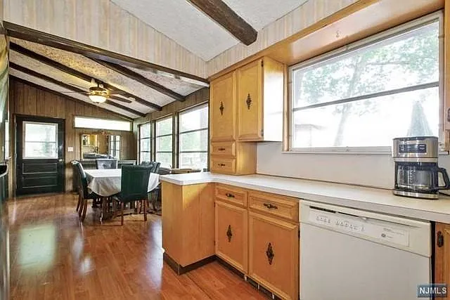 137 Lakeview Ave — Photo 10