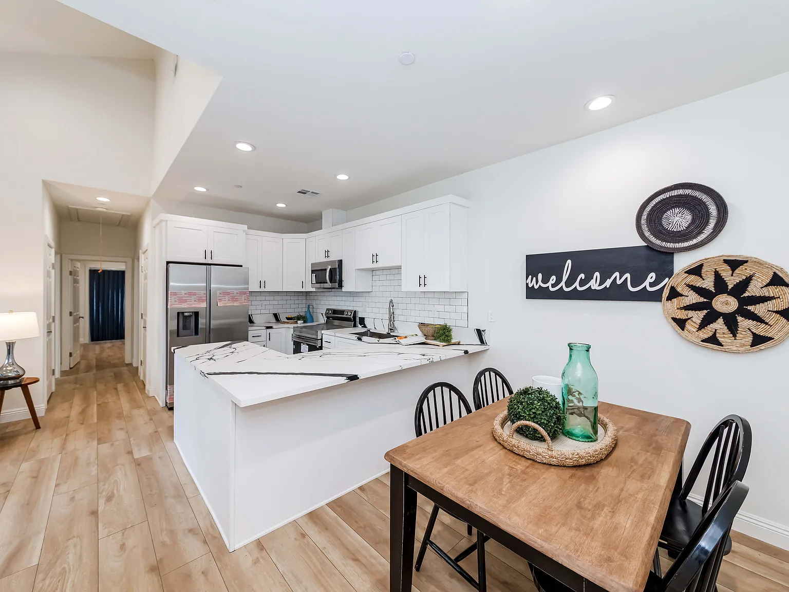 539 W Amerige Ave — Photo 2