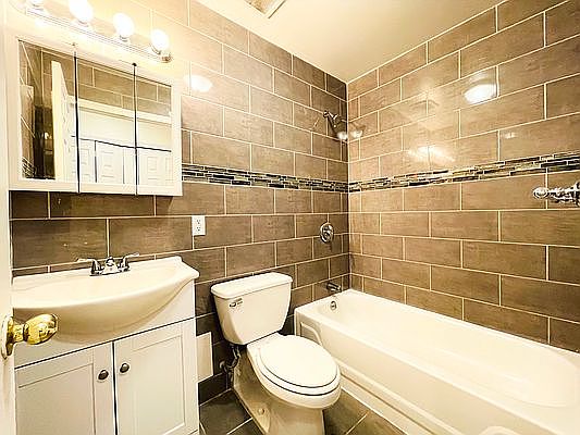 4th image of 67 Cooper St #3