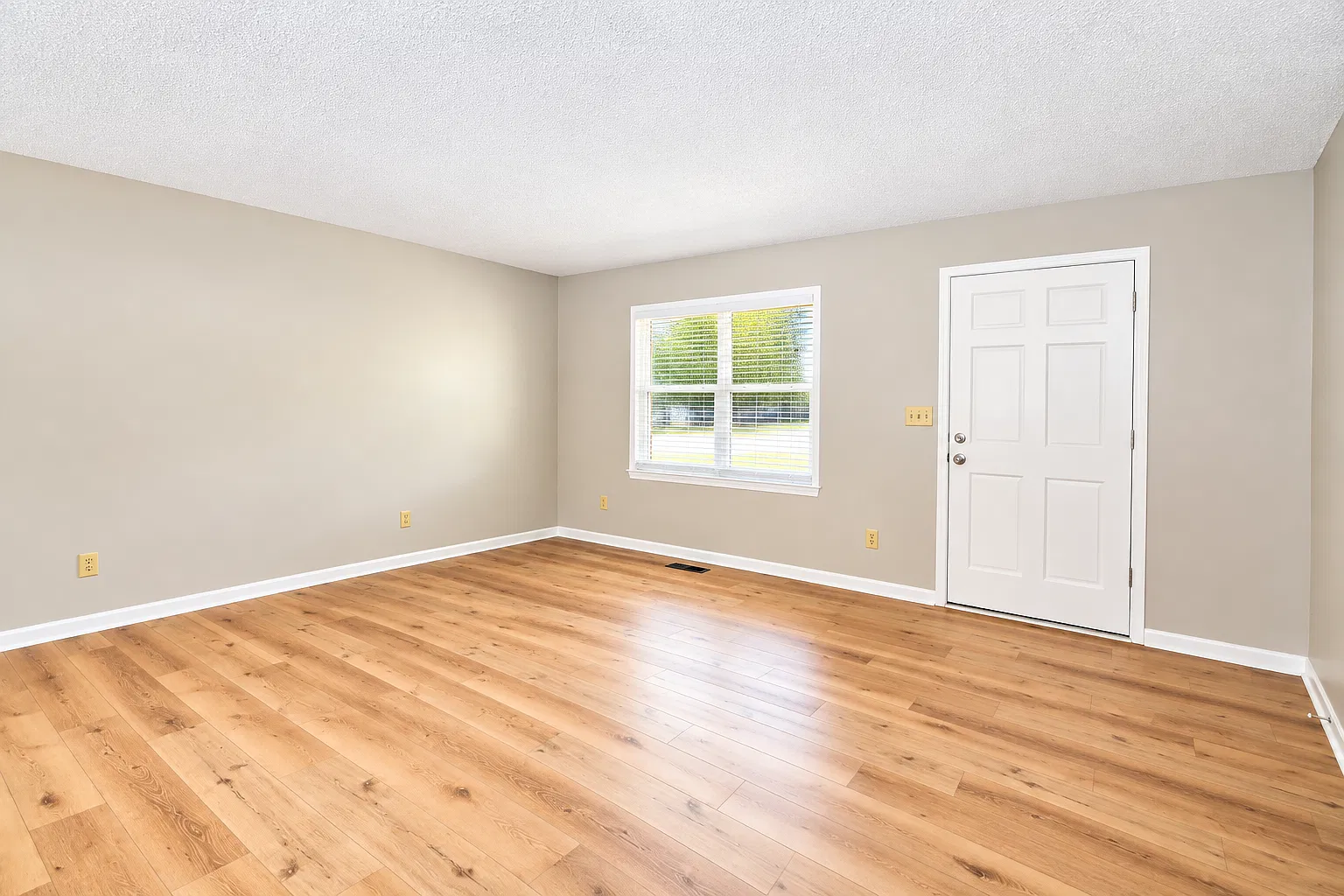 3 bed, 1144 sqft, $1,600 — Photo 2