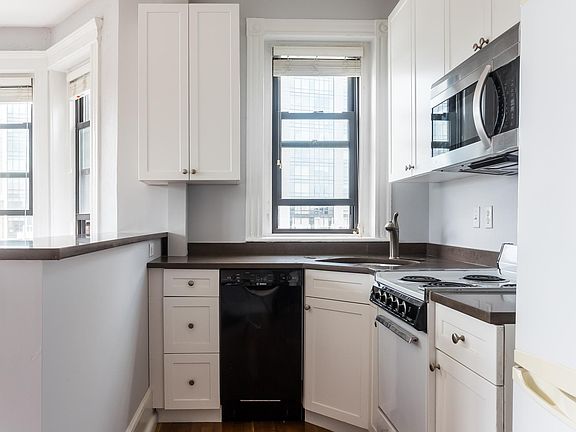 4th image of 137 Peterborough St APT 23