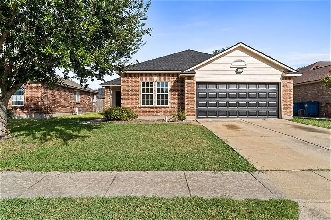 4 bed, 2.0 bath, 1703 sqft, $2,500 — Photo 2