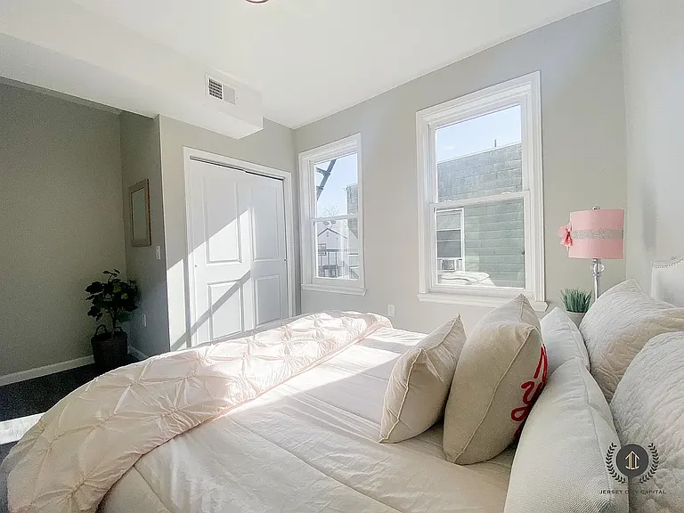 93 Roosevelt Ave #3L — Photo 6