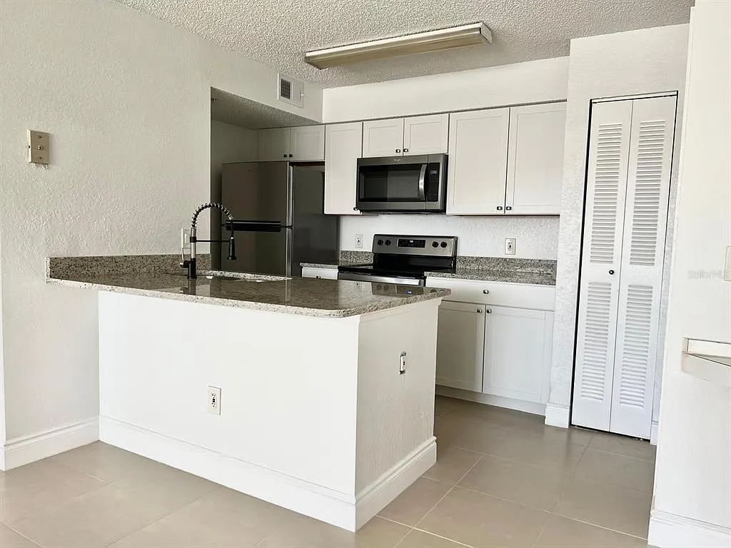 2 bed, 2.0 bath, 1026 sqft, $1,650 — Photo 4