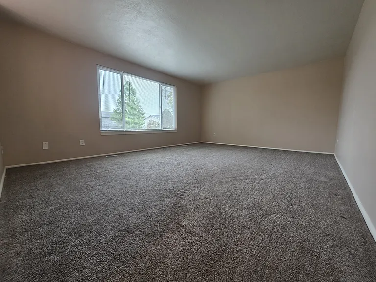 360 S Belaire Cir — Photo 2