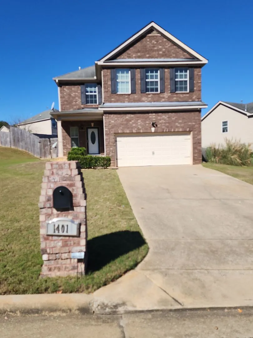 Beautiful 5 Bedroom 3 Bathroom House For Rent — Photo 1
