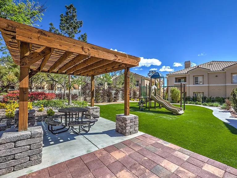 La Villa Estates Apartments — Photo 16