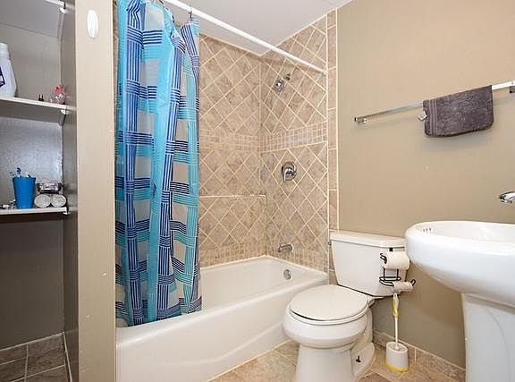 4th image of 2728 N Wilton Ave