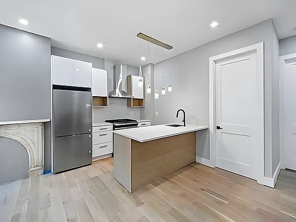 4th image of 137 Quincy St #3