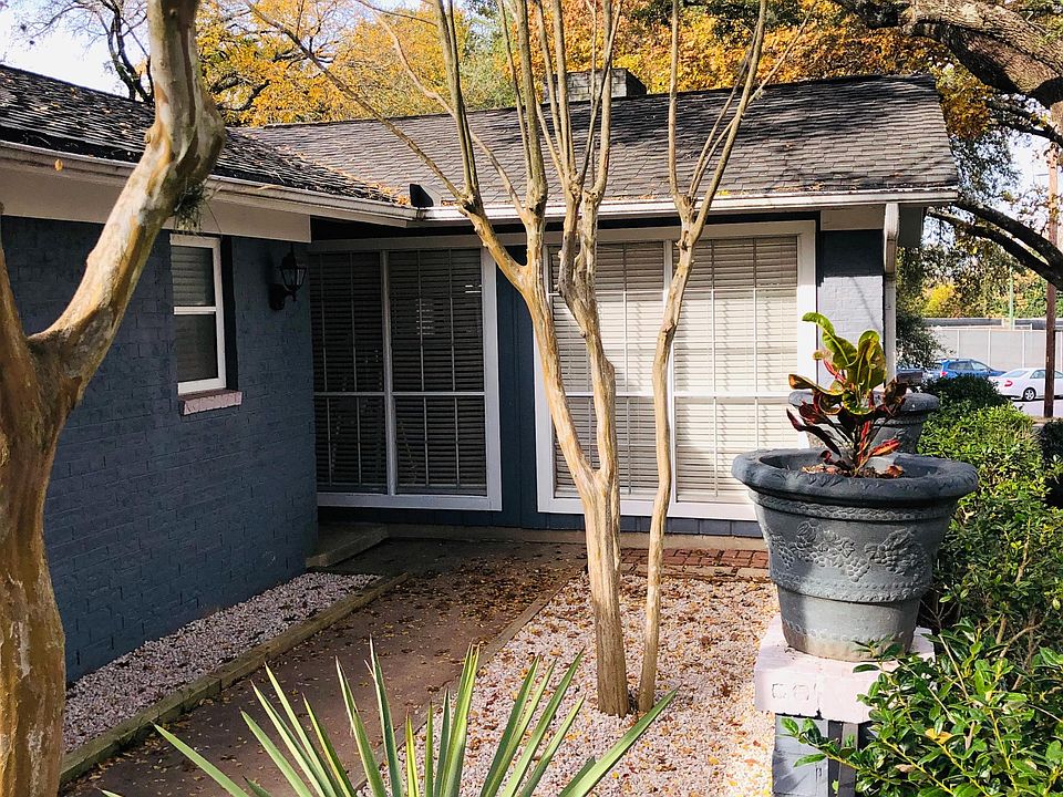 Front courtyard perfect for morning coffee!
