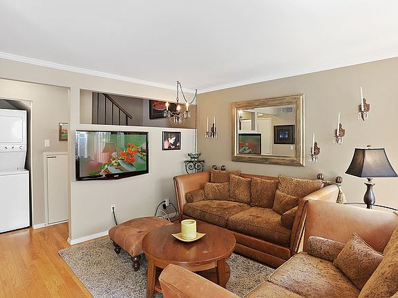 5th image of 11818 Moorpark St Unit J
