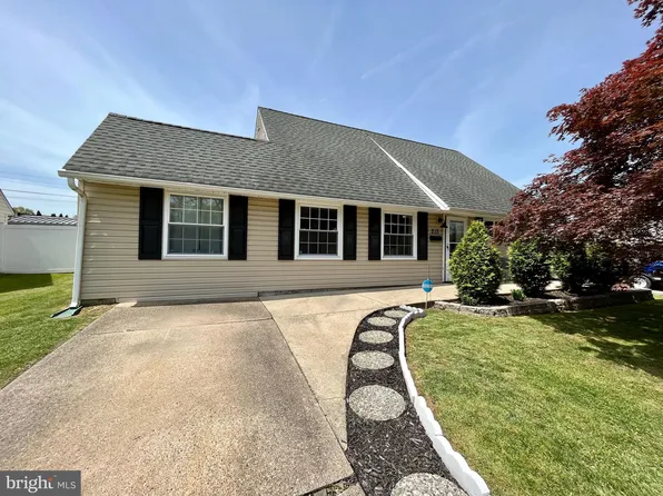 215 Plumbridge Dr, Levittown, PA 19056