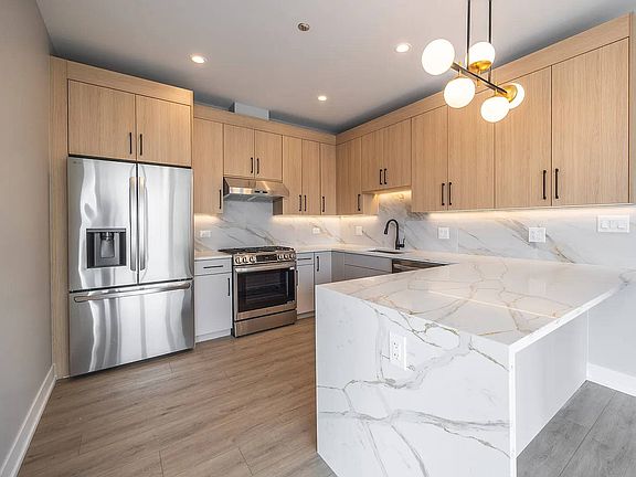 4th image of 2354 W Polk St #204