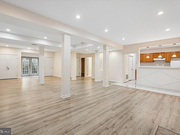 5th image of 905 Royal Elm Ct