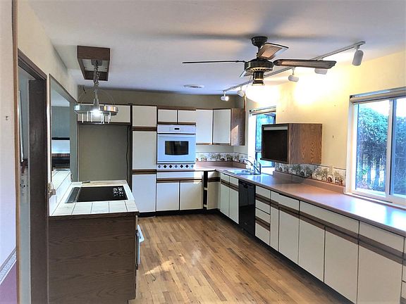 3rd image of 4056 Moreland Way