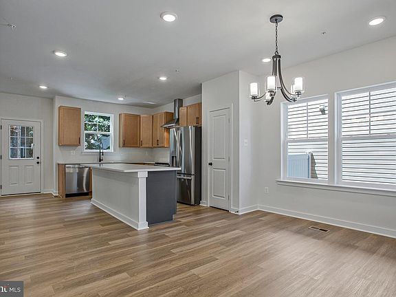 4th image of 1225 Juniper St