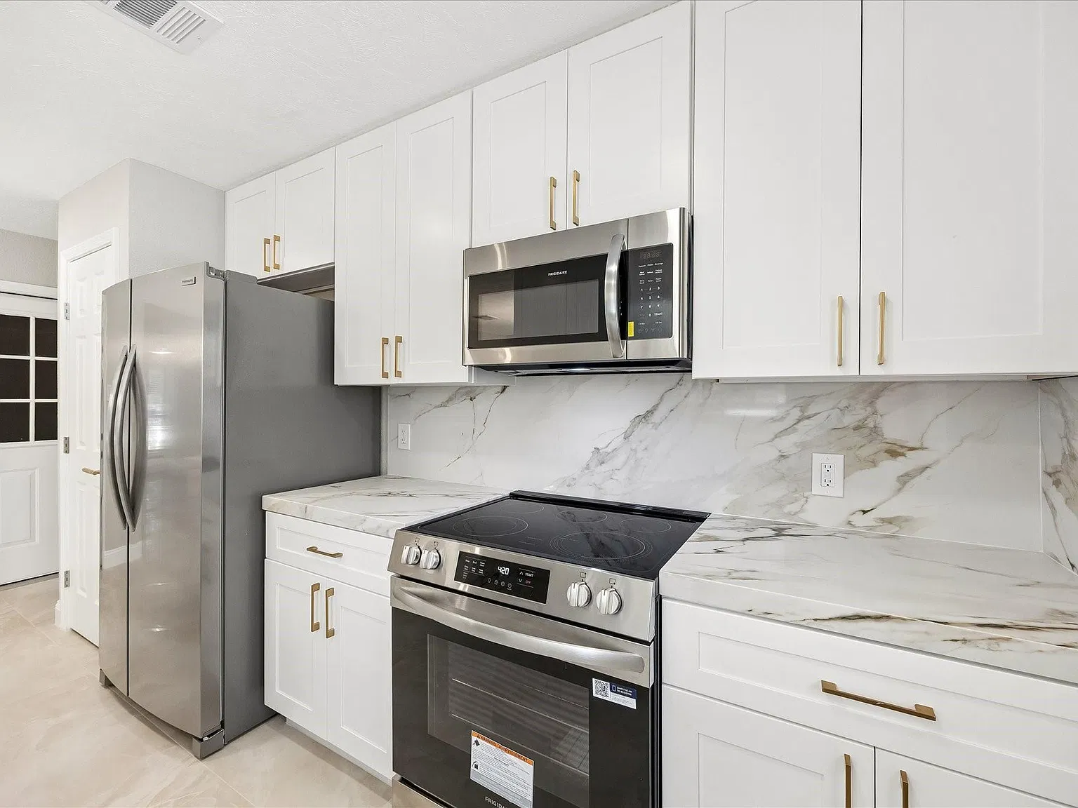 3 bed, 2.0 bath, 1808 sqft, $2,300 — Photo 3