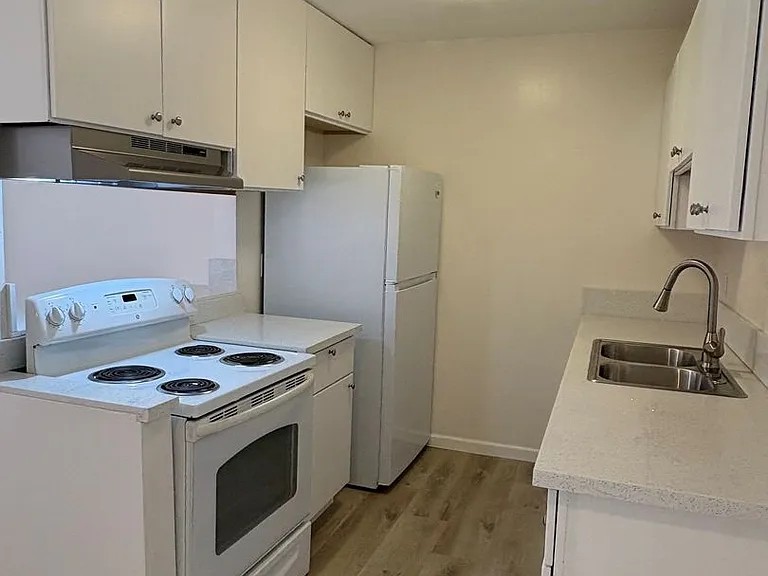 650 Linden Ave — Photo 5