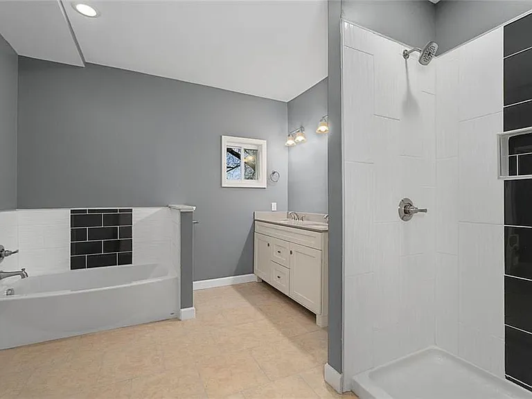 313 W 36th St — Photo 27
