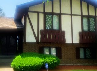 44 Kingston Dr, Oak Brook, IL 60523