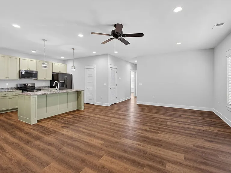 2805 Raintree Dr — Photo 2