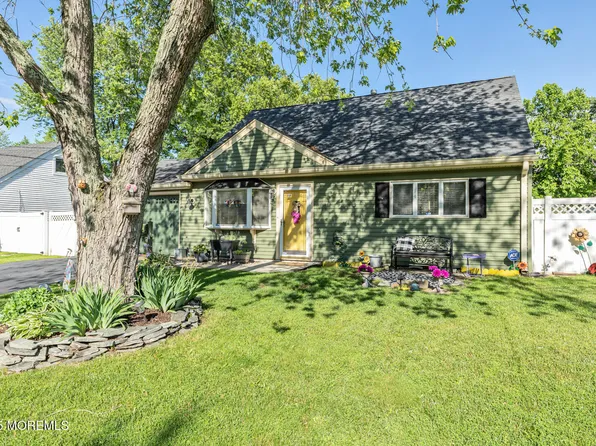 7 Monterey Drive, Hazlet, NJ 07730