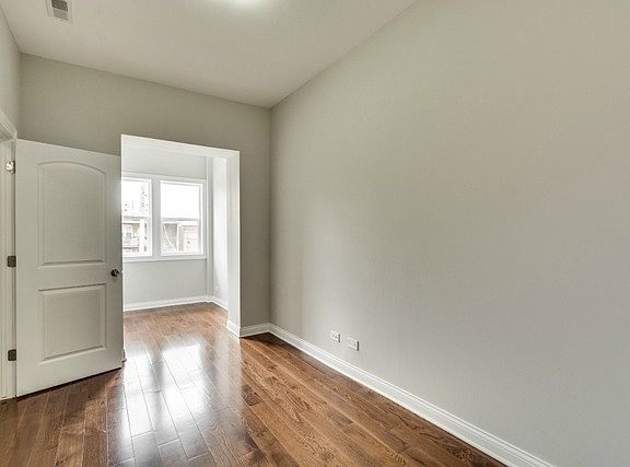 3rd image of 3255 W Le Moyne St