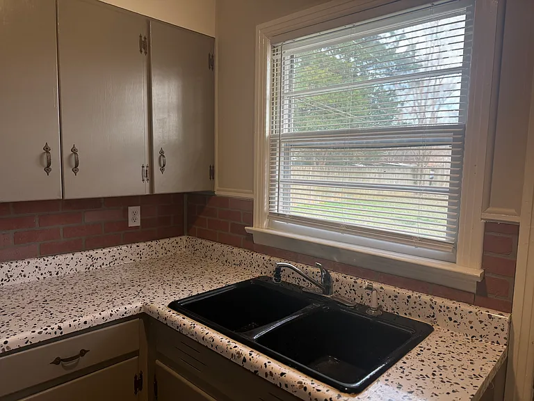2602 Waltham Dr NE — Photo 15