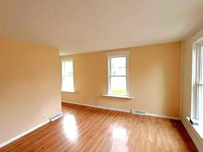 2 bed, 1.0 bath, 900 sqft, $900 — Photo 3