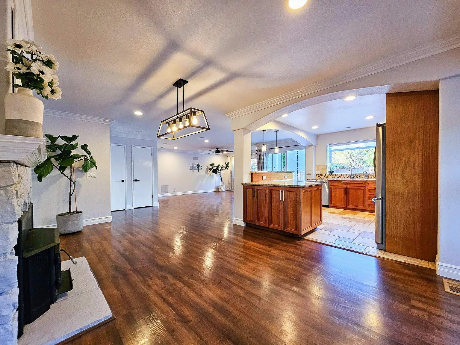 3 bed, 1423 sqft, $5,495 — Photo 4