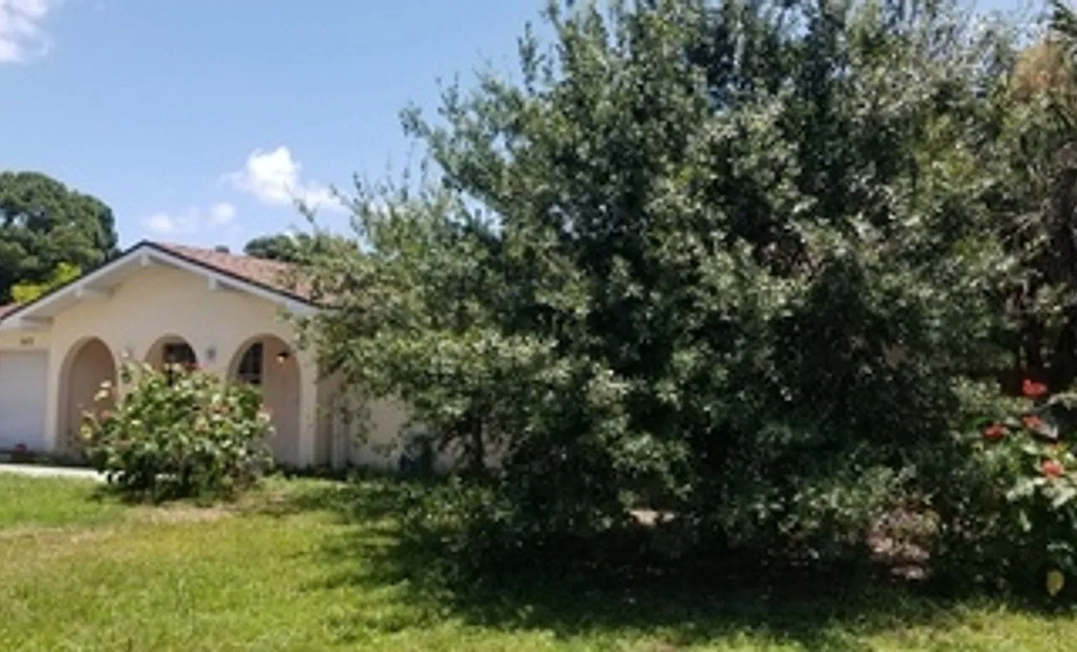 Centrally located 3-bedroom, 2 bath unfurnished single family home in non-deed restricted popular... — Photo 3