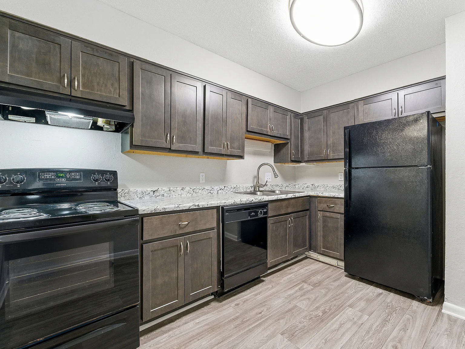 Lacota Apartments — Photo 2