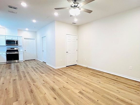 4th image of 140 Lavaca Cir