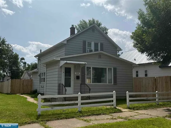 219 8th St SW, Chisholm, MN 55719