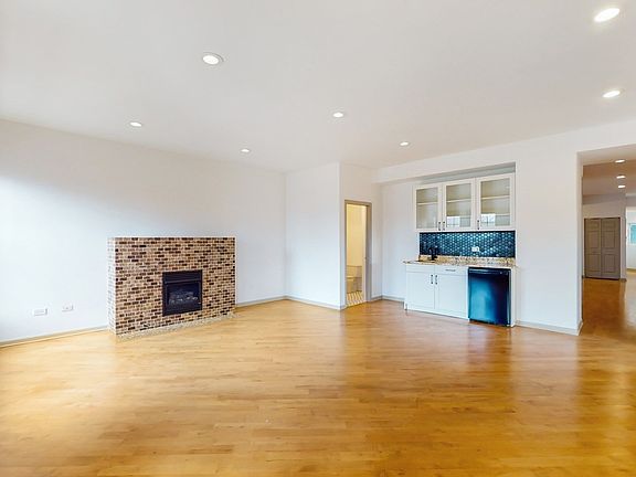 4th image of 928 E Hyde Park Blvd Unit 4