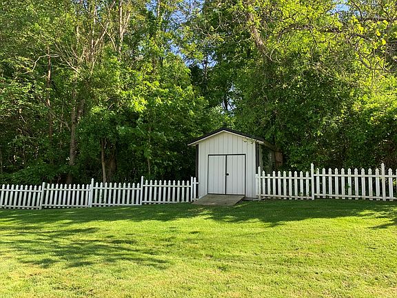 4th image of 560 Aaron Ave