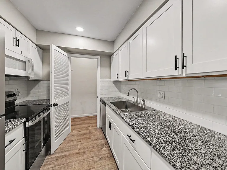9208 N Connechusett Rd #D — Photo 17