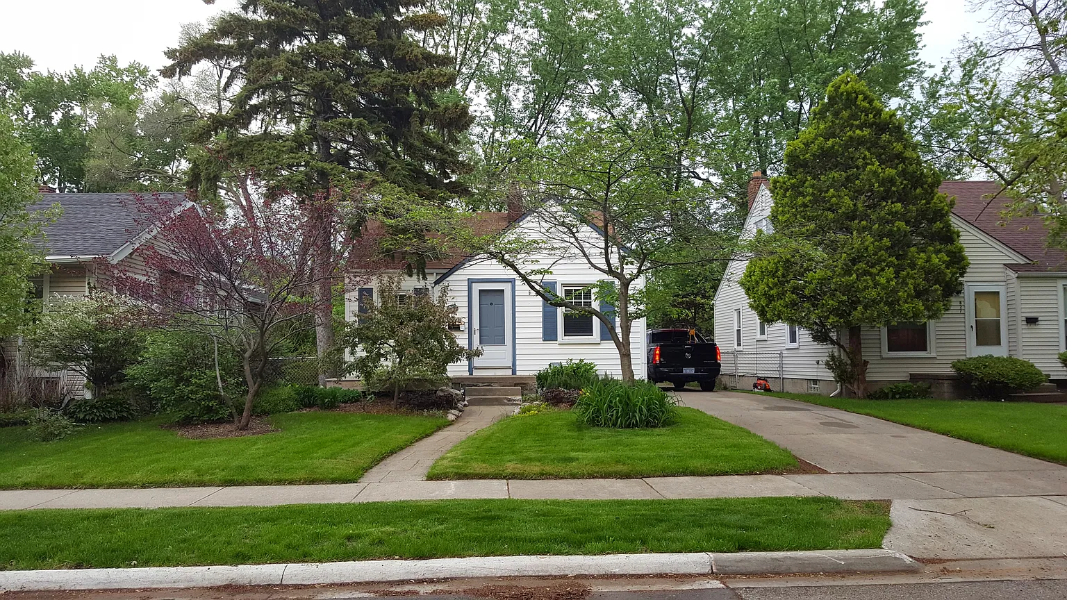 823 Wyandotte Ave photo 1