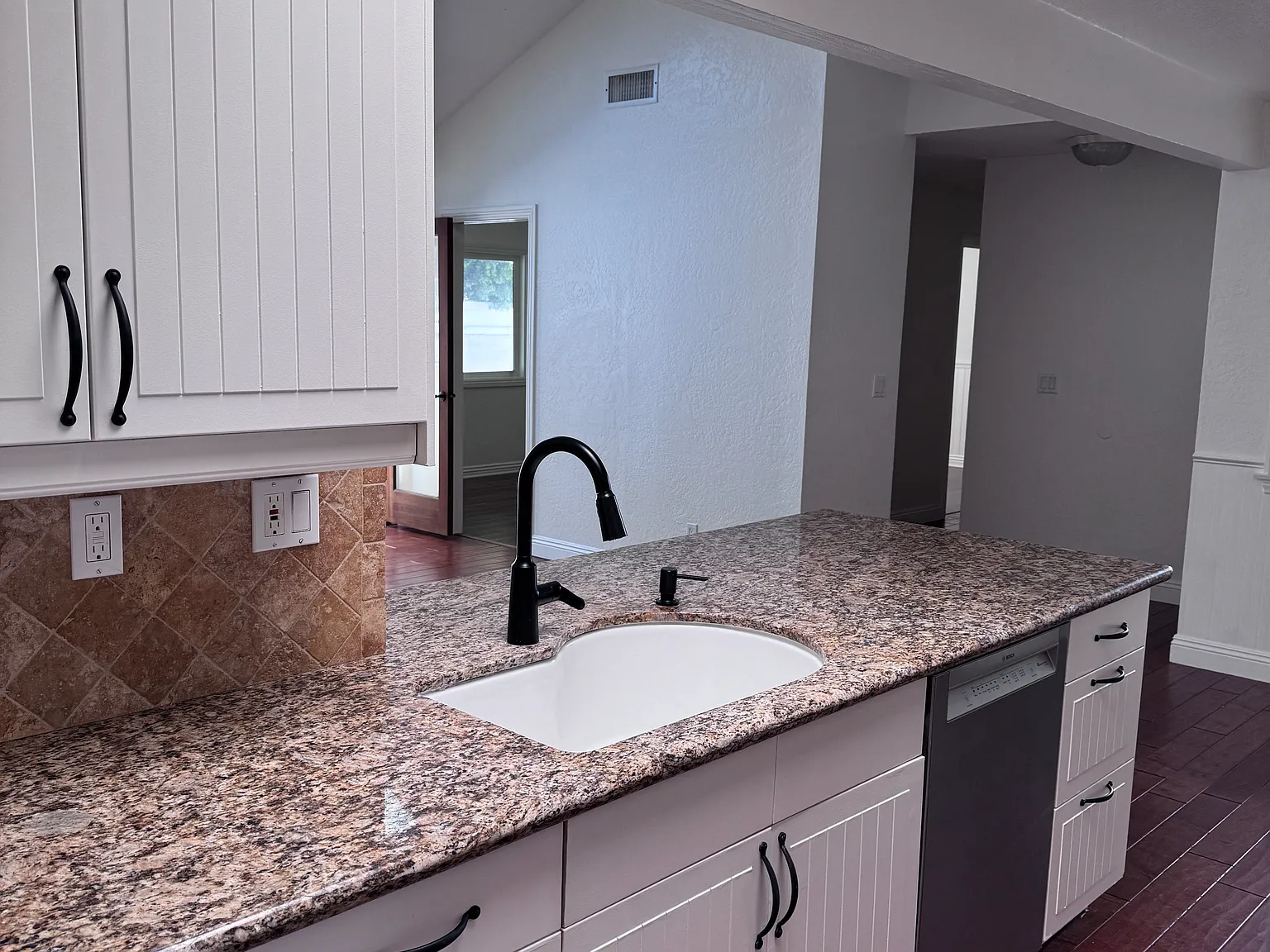 3 bed, 1123 sqft, $4,000 — Photo 3