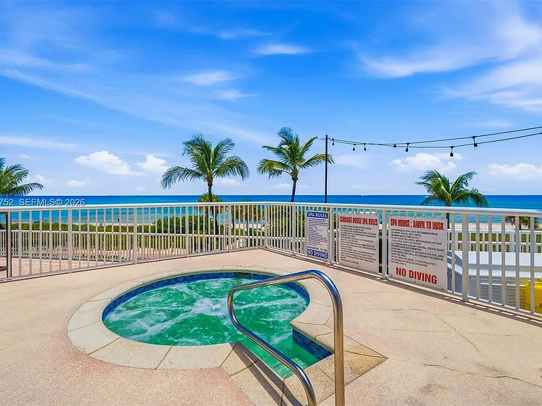5401 Collins Ave #102 — Photo 35