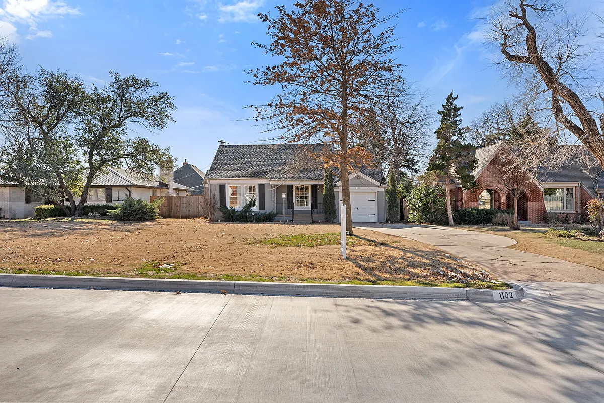 Building Photo - 1102 Bedford Dr