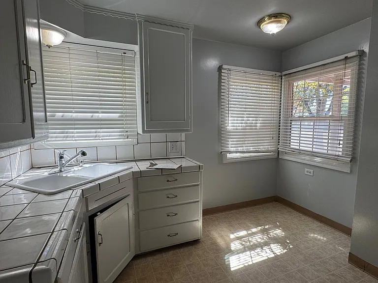 3205 N Commerce St — Photo 6