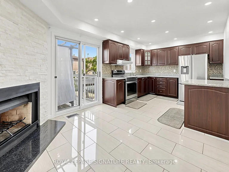 1634 Fairfield Cres #MAIN — Photo 9